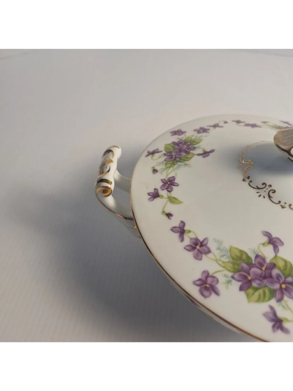 VTG WENTWORTH CHINA JAPAN PURPLE FLORAL GOLD TRIM LIDDED VEGETABLE BOWL VIOLA
